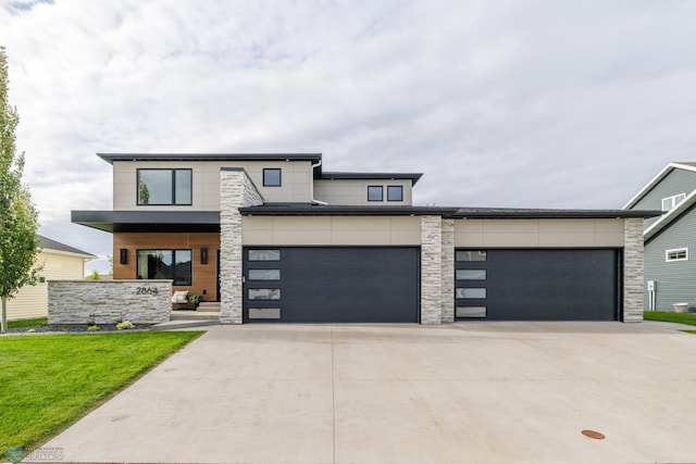 view of front facade featuring a garage and a front yard