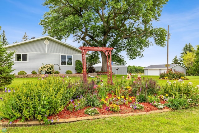 view of yard with a pergola