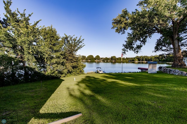 view of yard featuring a water view