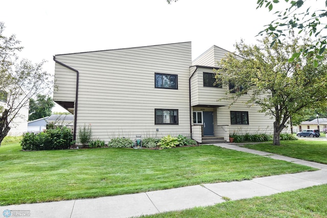 view of front of house featuring a front yard