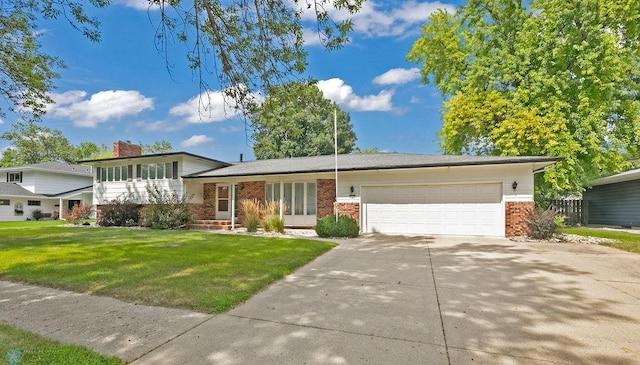 view of front of house featuring a front lawn and a garage