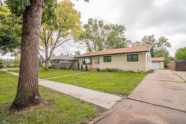 single story home featuring a front lawn