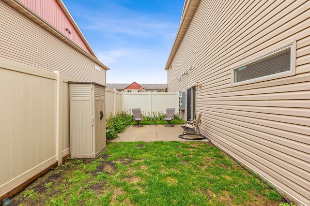 view of yard featuring a patio area