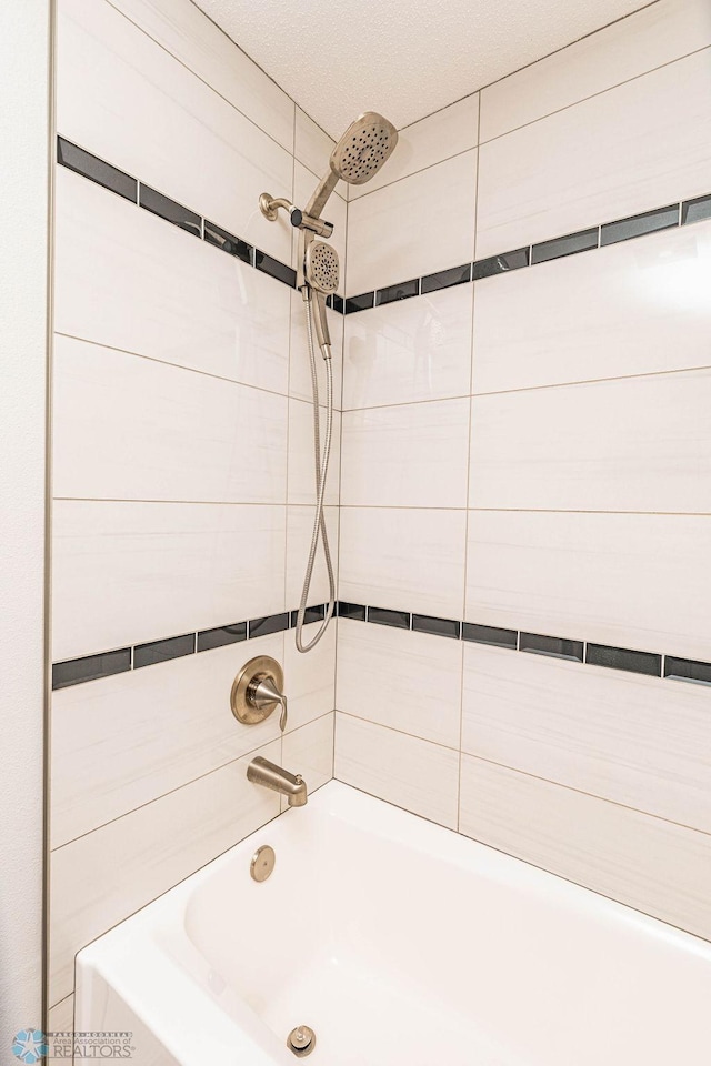 bathroom with tiled shower / bath