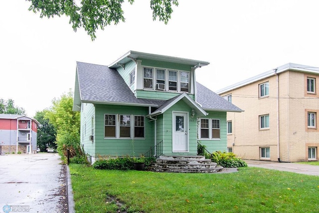 view of front of home featuring a front lawn