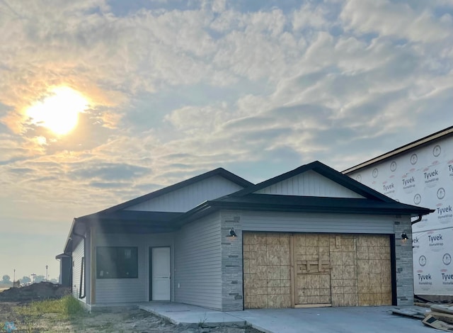 view of front of property featuring a garage