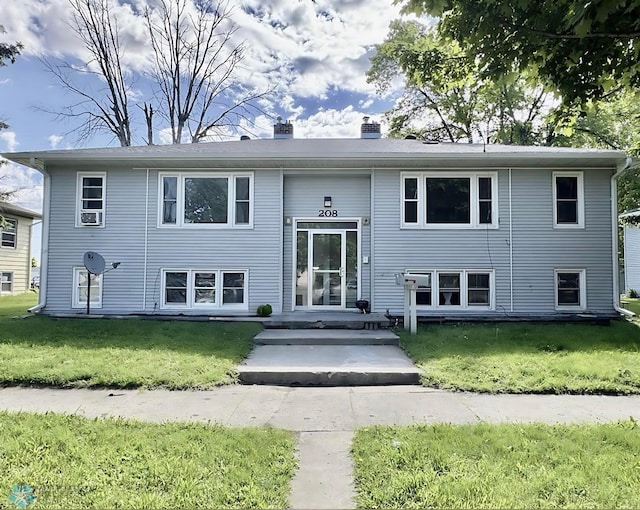 bi-level home featuring a front lawn