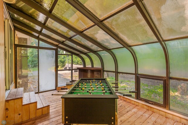 sunroom with lofted ceiling