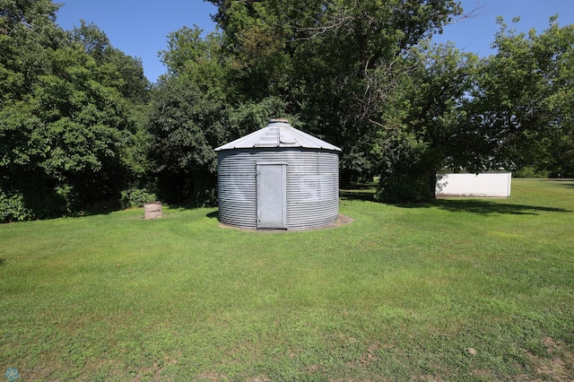 view of yard featuring a storage unit