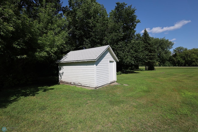 view of yard with a storage shed