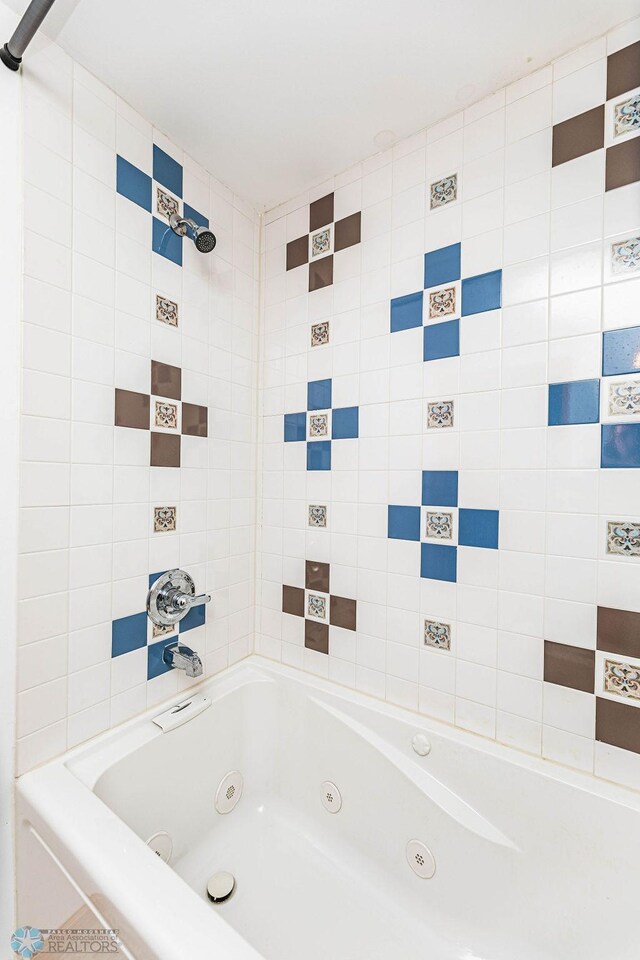 bathroom featuring tiled shower / bath