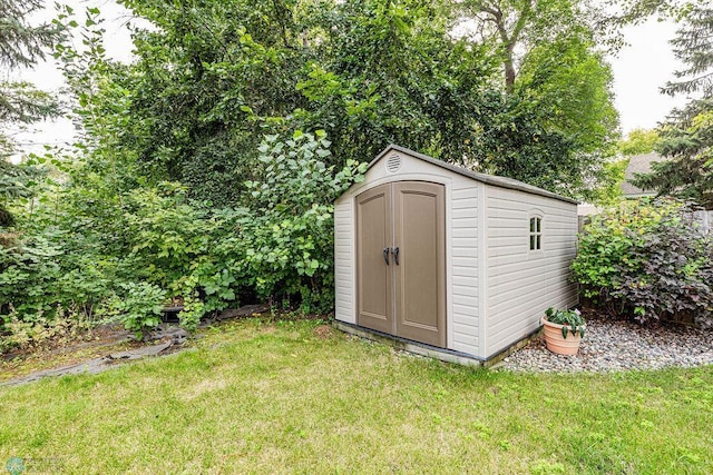 view of outdoor structure with a yard