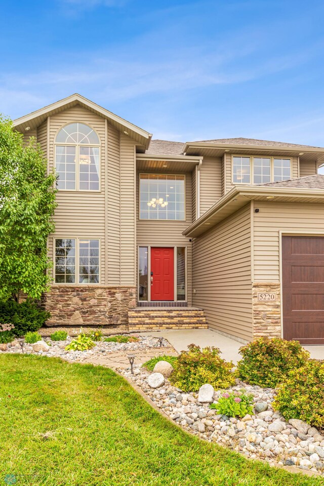 view of front of house featuring a front yard