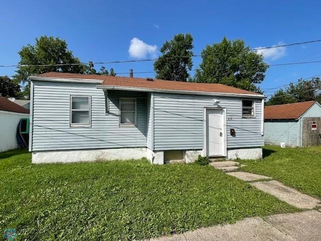 view of front of property featuring a front lawn