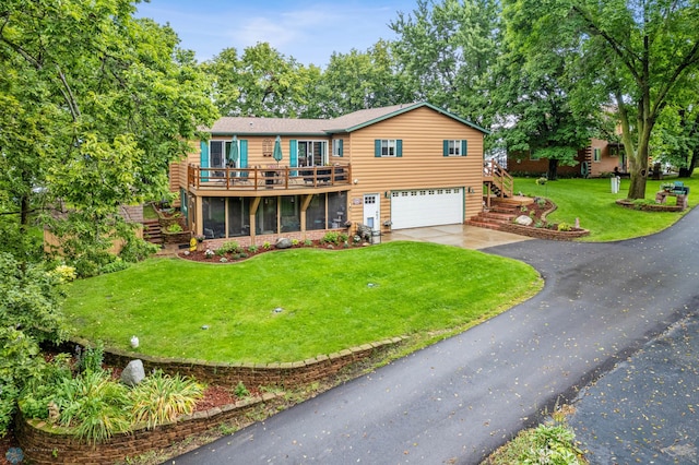 view of front facade featuring a garage and a front yard