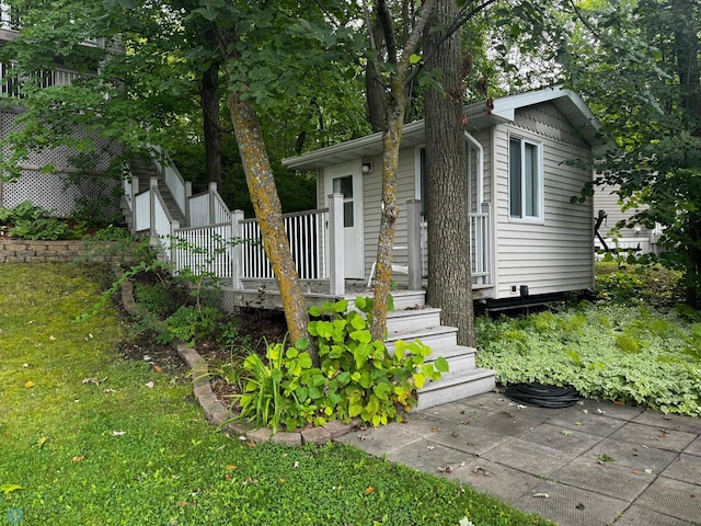 view of front facade featuring a front lawn