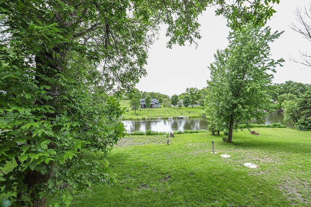 view of yard featuring a water view