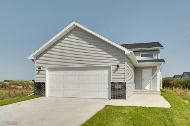 view of front of property featuring a garage and a front yard