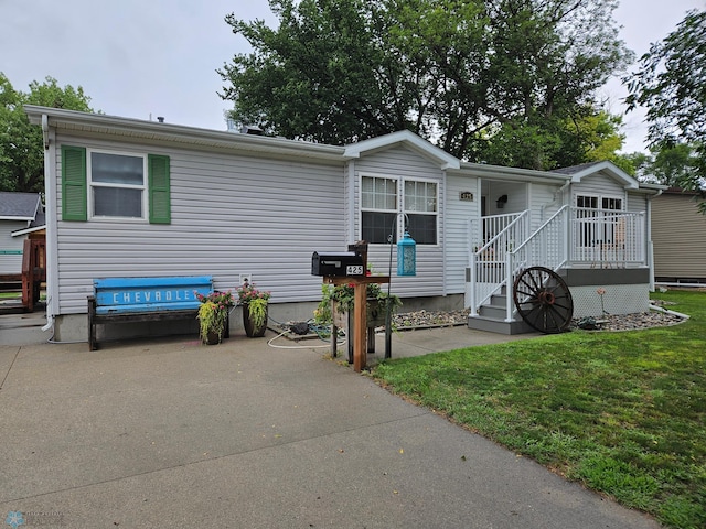 manufactured / mobile home with a front yard