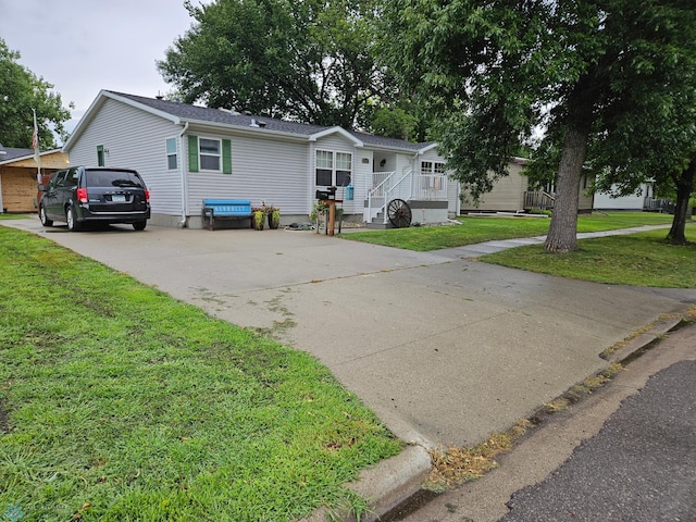 manufactured / mobile home featuring a front lawn