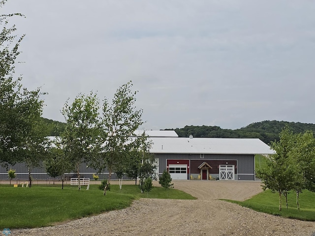 view of front of property featuring a front lawn