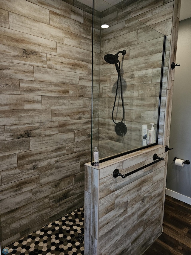 bathroom featuring a tile shower