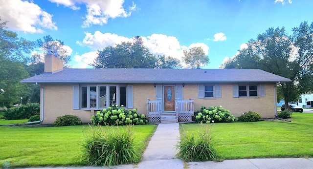 view of front of home featuring a front lawn