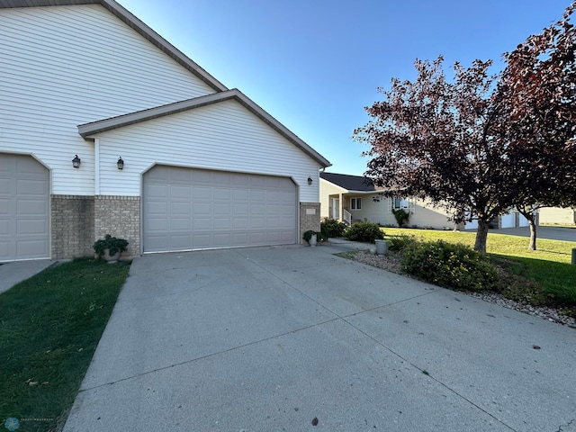 view of front of house with a front lawn