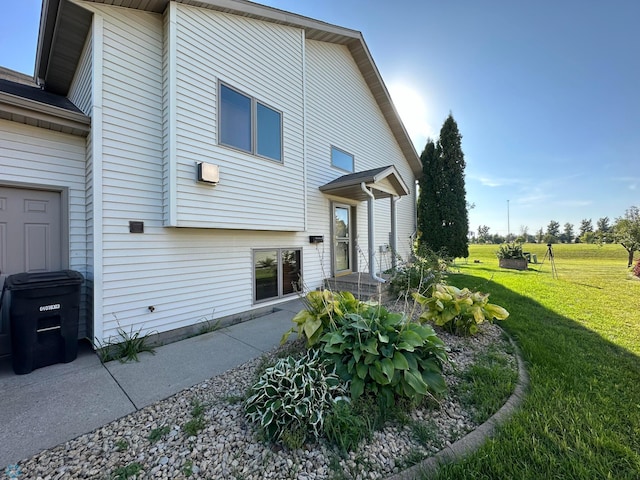 view of side of property featuring a lawn