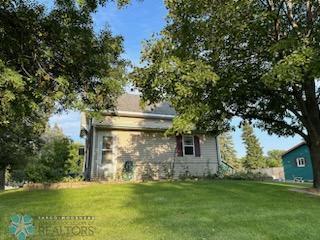 view of front of house with a front lawn