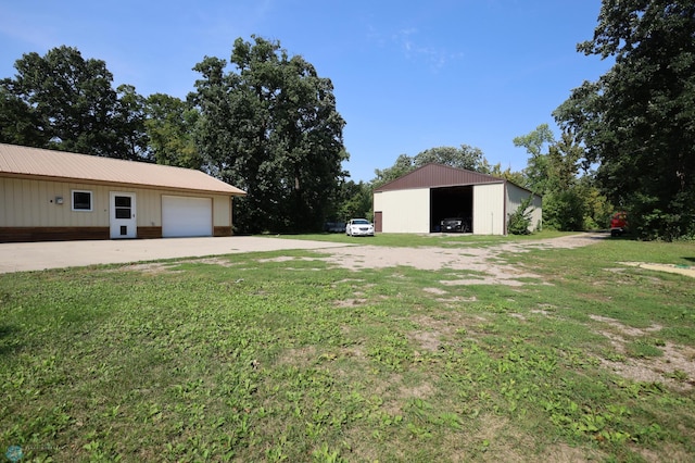 view of yard featuring an outdoor structure and a garage