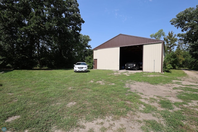 view of yard featuring an outbuilding