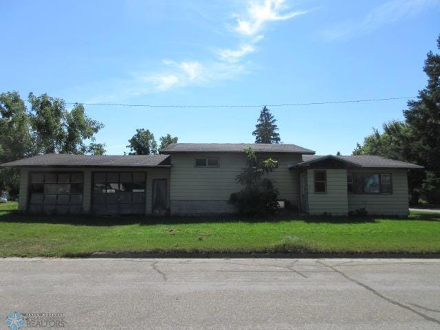 single story home with a front lawn