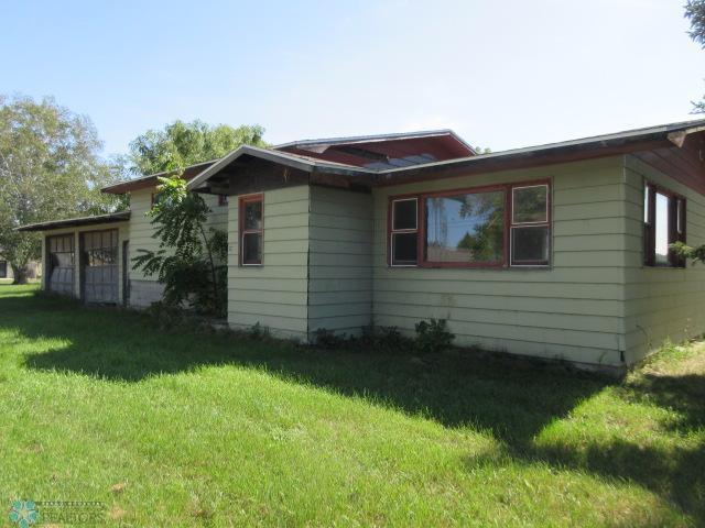 view of front of house featuring a front yard