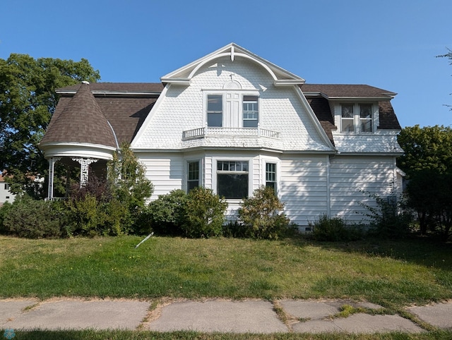 view of front facade with a front yard