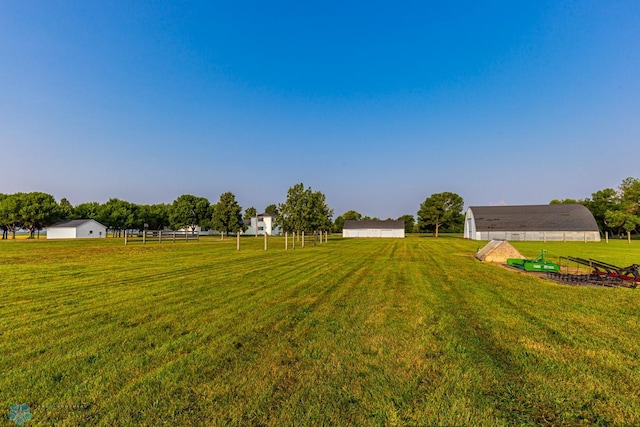 view of yard featuring a rural view