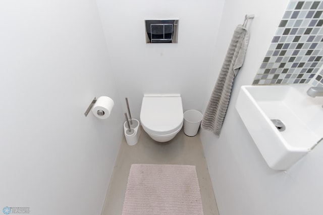 bathroom featuring toilet and sink