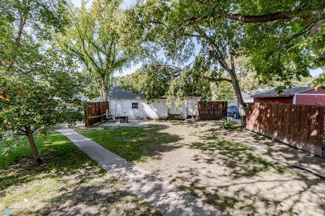 view of yard featuring a patio area