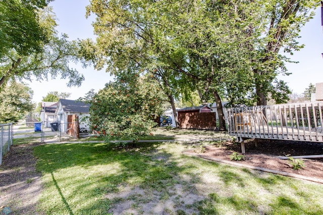 view of yard featuring a storage unit