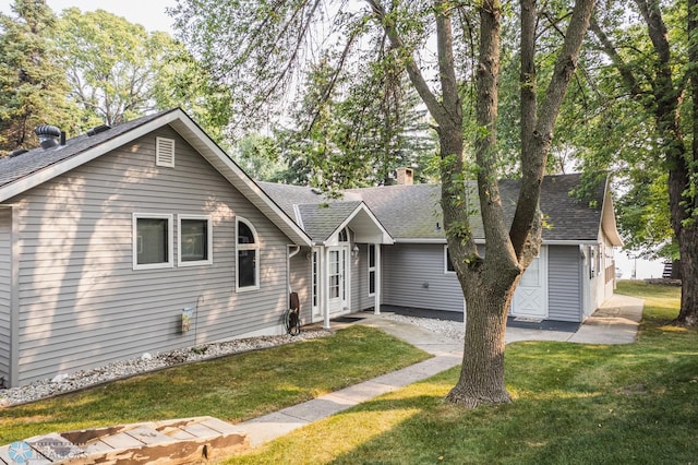 view of front of house featuring a patio and a front yard