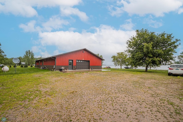 view of yard with an outdoor structure and a garage