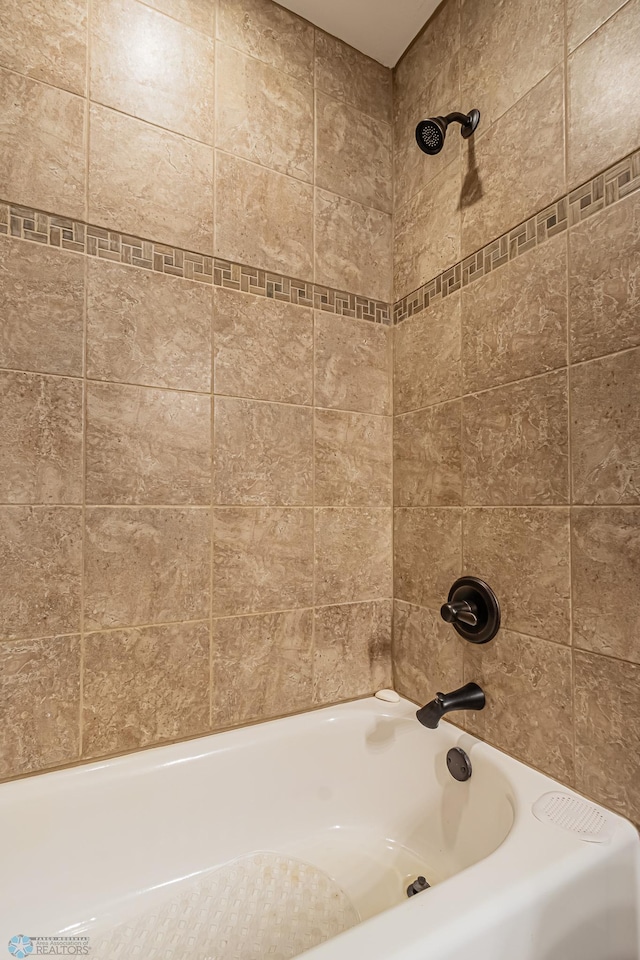 bathroom featuring tiled shower / bath