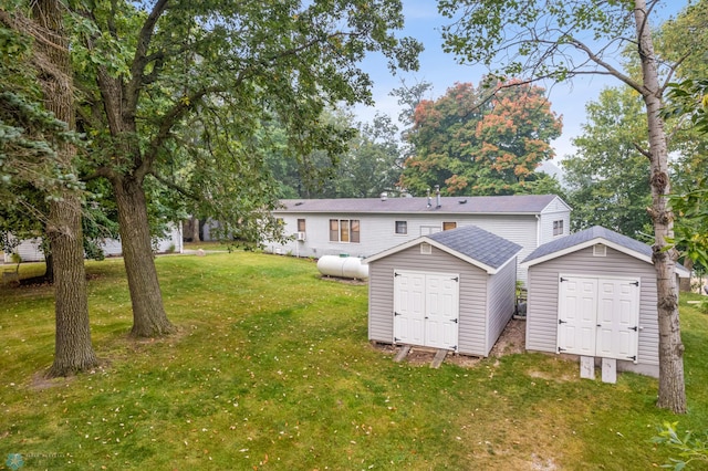 view of yard featuring a storage shed