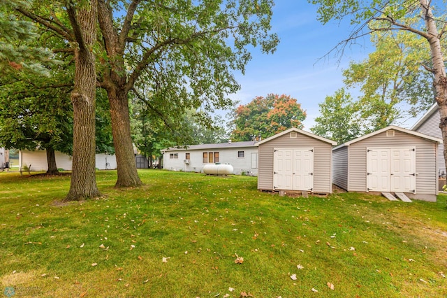 view of yard featuring a shed