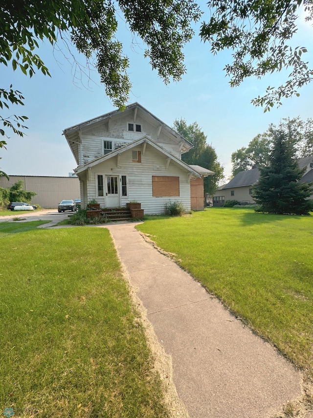 view of front of home featuring a front yard