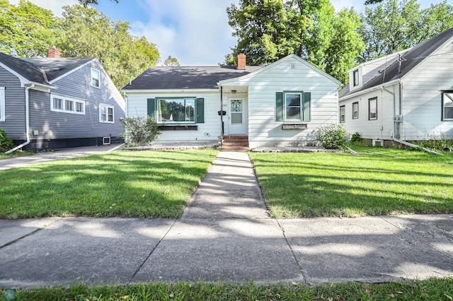 view of front facade featuring a front yard