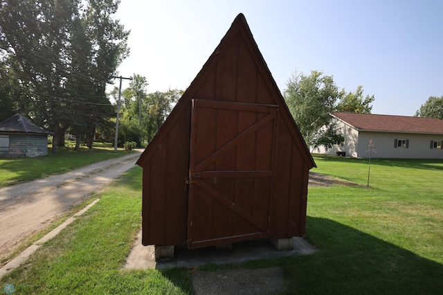 view of outdoor structure with a yard