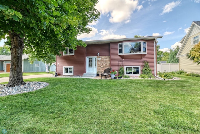 view of front of home featuring a front yard