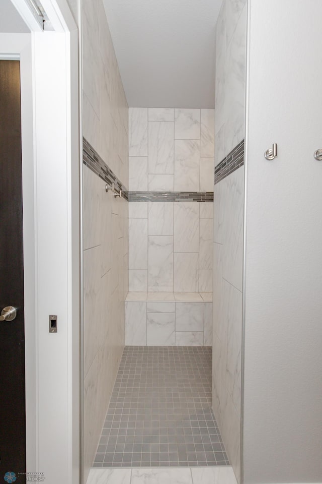 bathroom featuring a tile shower