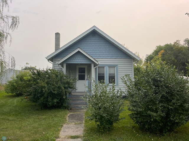 bungalow-style house with a front lawn